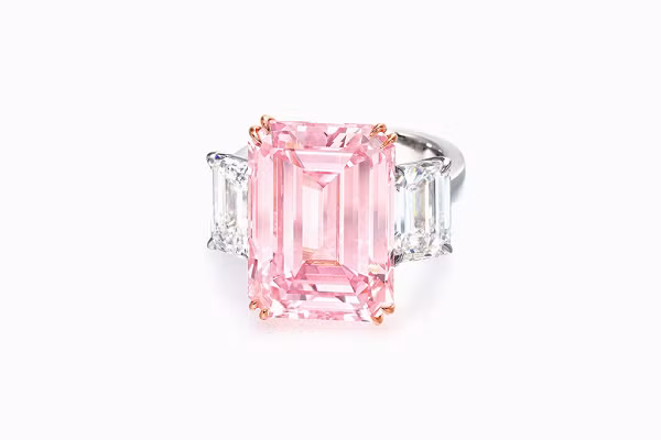 Viên kim cương Perfect Pink là viên kim cương hoàn hảo nhất trong số những viên kim cương màu hồng. Những người sành kim cương coi kim cương hồng là một trong những loại đá quý hoàn hảo nhất và Perfect Pink có giá lên tới 23,2 triệu USD.