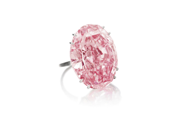 Kim cương PINK STAR là một viên kim cương khổng lồ nặng 59,60 carat, nó được cắt và đánh bóng từ một viên kim cương thô 132,5 carat, khai thác tại Nam Phi vào khoảng năm 1999.