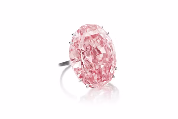 Kim cương PINK STAR là một viên kim cương khổng lồ nặng 59,60 carat, nó được cắt và đánh bóng từ một viên kim cương thô 132,5 carat, khai thác tại Nam Phi vào khoảng năm 1999.