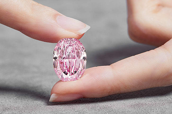 Viên kim cương màu hồng tím, 14,83 carat, còn được gọi là 'linh hồn của hoa hồng' trở thành viên kim cương hồng tím đắt nhất từng được bán đấu giá lên tới 26,6 triệu USD.