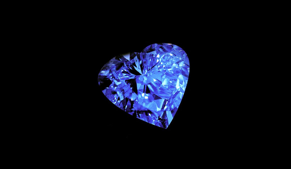 Sự quý hiếm của viên kim cương này nằm ở nhiều yếu tố, chủ yếu là màu xanh lam hoàn hảo của nó mà không có sự hiện diện của các màu đen và xám thông thường.