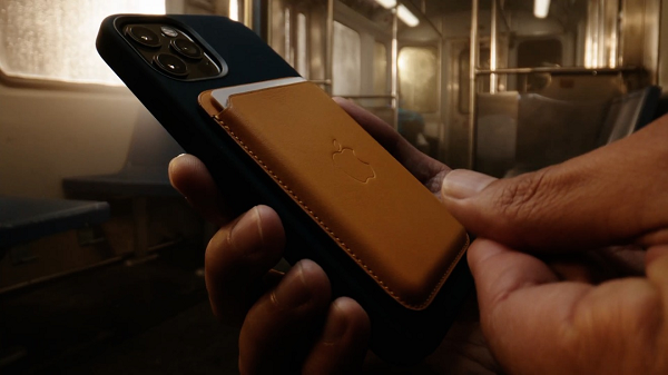 Nhưng có lẽ chiếc ví này chỉ phù hợp với ai thường chỉ mang theo một hai tờ tiền mặt lẻ và một hoặc hai chiếc thẻ. Nếu cần mang nhiều thẻ kèm theo giấy tờ và tiền mặt, ví da MagSafe là một lựa chọn không phù hợp.