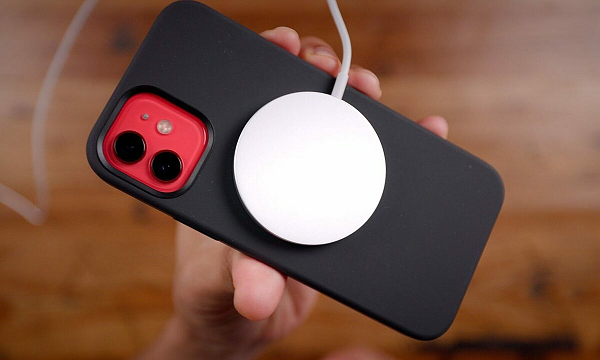 Nếu ai có nhu cầu sạc nhanh thì đây không phải là lựa chọn hợp lý dù nó mang đến vẻ ngoài sang chảnh và tiện lợi.