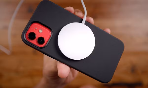 Nếu ai có nhu cầu sạc nhanh thì đây không phải là lựa chọn hợp lý dù nó mang đến vẻ ngoài sang chảnh và tiện lợi.