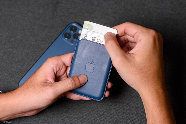 Về sức mạnh của nam châm, ví da MagSafe có nam châm đủ mạnh để có thể bám vào iPhone ngay cả khi bạn lắc mạnh. Tuy nhiên, trong quá trình sử dụng hàng ngày nhiều khả năng chiếc ví này không duy trì được vị trí của nó.