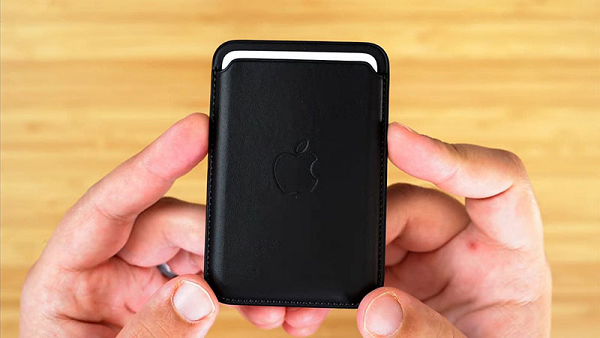 Bên cạnh những mẫu case và bộ sạc không dây MagSafe, Apple còn ra mắt một mẫu ví da MagSafe có nam châm để gắn vào phía sau iPhone 12.