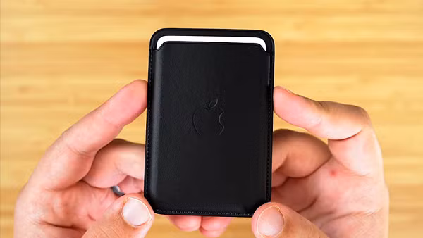 Bên cạnh những mẫu case và bộ sạc không dây MagSafe, Apple còn ra mắt một mẫu ví da MagSafe có nam châm để gắn vào phía sau iPhone 12.