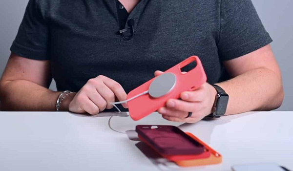 Phụ kiện MagSafe thứ hai mà Apple phát hành là phiên bản nâng cấp của ốp lưng silicone. Không giống như OtterBox (đơn giản là dán một miếng chèn tương thích với MagSafe vào các ốp lưng), Apple kẹp các nam châm vào giữa mặt sau của ốp và lớp lót sợi nhỏ.