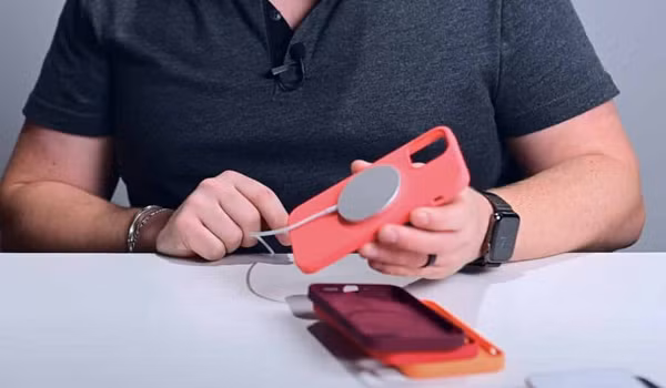 Phụ kiện MagSafe thứ hai mà Apple phát hành là phiên bản nâng cấp của ốp lưng silicone. Không giống như OtterBox (đơn giản là dán một miếng chèn tương thích với MagSafe vào các ốp lưng), Apple kẹp các nam châm vào giữa mặt sau của ốp và lớp lót sợi nhỏ.