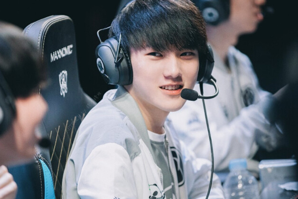 Kể từ khi CKTG 2020 kết thúc, các tuyển thủ nhà TOP Esports (TES) hiếm khi livestream. Tuy nhiên, mới đây JackeyLove đã trở lại và giao lưu cùng người hâm mộ. Đây cũng chính là dịp sinh nhật lần thứ 20 của nam thần điển trai này.