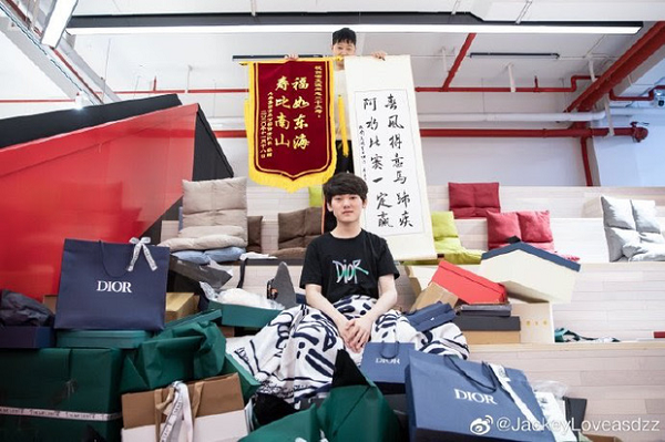 Các fan của JackeyLove tính chỉ sau nửa tiếng stream, nam tuyển thủ đã nhận được hơn 350 triệu tiền mừng và sau 6 tiếng stream, số tiền mà nam tuyển thủ điển trai đã được tặng lên đến 1,4 tỷ đồng.