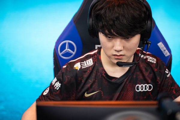 Dù trải qua một năm không mấy khởi sắc về sự nghiệp, nhưng tình cảm mà các fan dành cho anh chàng JackeyLove vẫn khiến cư dân mạng không khỏi bất ngờ.