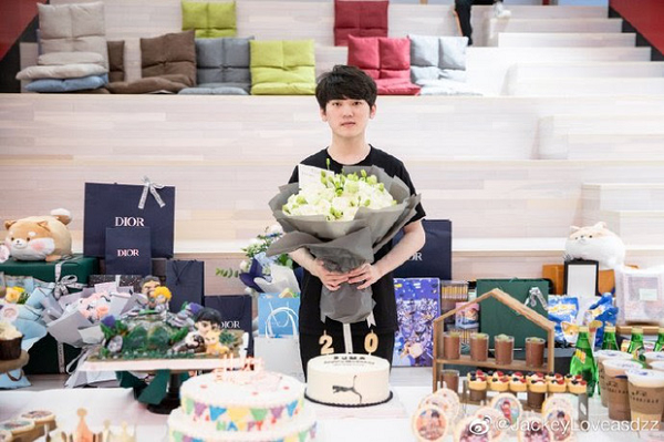 Các streamer nổi tiếng, đồng nghiệp cũng đã gửi lời chúc mừng sinh nhật đến anh trong lúc stream. Đến Knight - người "rất biết chi tiêu" trong cuộc sống cũng đã mạnh tay tặng ngay cho JackeyLove một siêu tên lửa (tương đương với 7 triệu đồng).