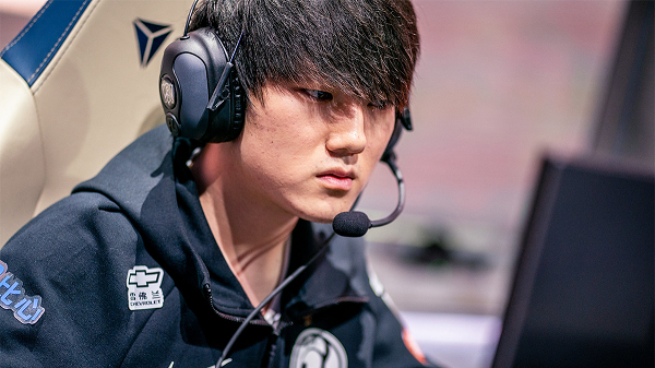 Ngoài tài năng không phải bàn cãi, anh chàng con sở hữu một gương mặt nam thần búng ra sữa và hiền lành đốn tim fan nữ.