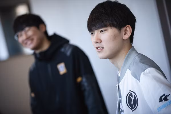 Khác với lối chơi khi thi đấu luôn hừng hực và lạnh lùng thì ngoài đời, anh chàng game thủ này lại là một người vô cùng ấm áp.