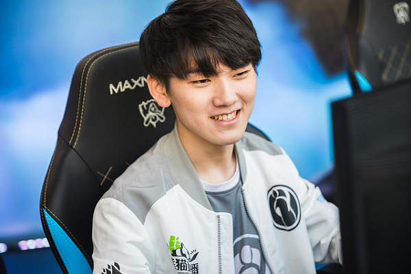 Trước khi thi đấu chuyên nghiệp, Jackeylove là một streamer trên Douyu. Kỹ năng xử lý của cậu thực sự gây kinh ngạc khi có tới 4 tài khoản lọt top 10 Thách Đấu tại máy chủ Trung Quốc.