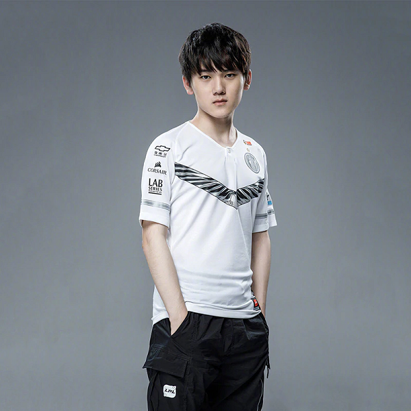 Không chỉ tặng quà khủng, các fan của anh chàng canh đúng 0h ngày sinh nhật của anh chàng mới đồng loạt vào xem stream và họ cũng đã cùng nhau đổi tên, ảnh đại diện thành tướng AD (vị trí mà JackeyLove thường chơi).