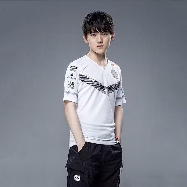 Không chỉ tặng quà khủng, các fan của anh chàng canh đúng 0h ngày sinh nhật của anh chàng mới đồng loạt vào xem stream và họ cũng đã cùng nhau đổi tên, ảnh đại diện thành tướng AD (vị trí mà JackeyLove thường chơi).