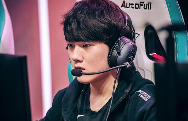 Jackeylove đã thậm chí vượt mặt huyền thoại Uzi, người được cả cộng đồng LMHT Trung Quốc tôn thờ là báu vật quốc gia. Jackeylove vô địch thế giới 1 lần, còn Uzi thì không.