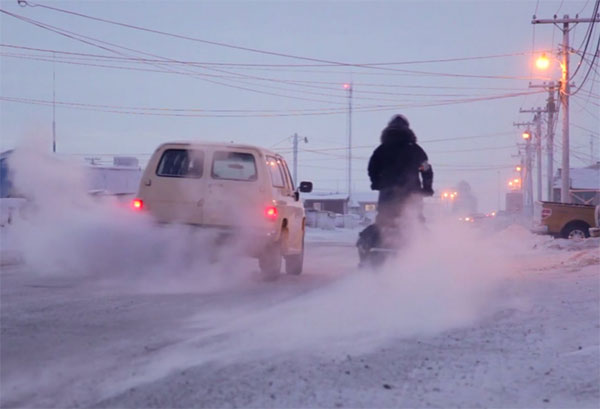 Một viên cảnh sát đến từ Oregon chia sẻ: 'Thật không dễ gì để sống ở Utqiaġvik nếu như vốn không sinh ra ở đây. Một số người vẫn gọi cho đồn cảnh sát chỉ để hỏi giờ hay hôm nay là ngày bao nhiêu bởi bóng tối của mùa đông khiến việc định hình thời gian rất khó khăn'.