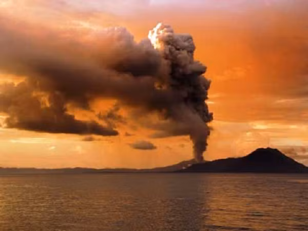 Các nhà khoa học phát hiện ra rằng trước khi núi lửa phun trào thường xuất hiện những tia sáng báo hiệu trước. Giả thuyết cho rằng những phân tử tro tích điện dương được giải phóng ra bên ngoài đã được "nạp điện" cấp tốc nên đã phụt sáng bắn vào không trung.