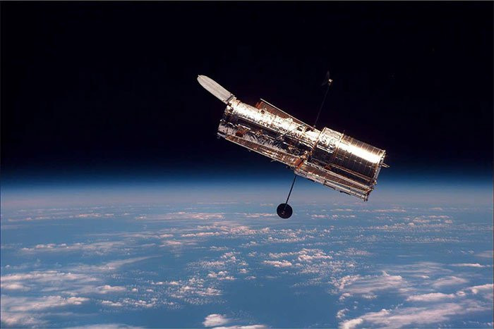 Kính viễn vọng Hubble được Cơ quan Hàng không Vũ trụ Mỹ (NASA) phóng lên không gian bằng tàu con thoi Discovery vào ngày 24/4/1990. 