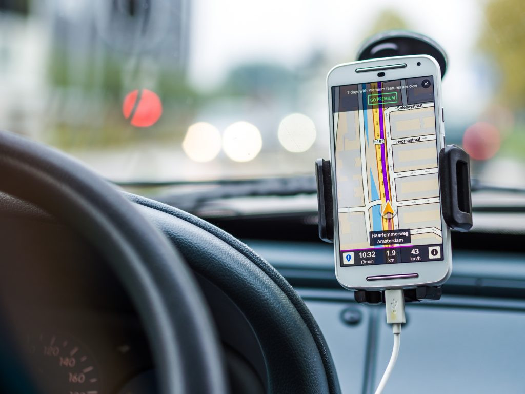 Hệ thống định vị toàn cầu (GPS) ban đầu được phát triển để sử dụng trong Quân đội Mỹ trước khi trở thành công nghệ thương mại trên toàn thế giới. Những thiết bị GPS đầu tiên cho người dùng đã xuất hiện từ đầu thập niên 1990, chủ yếu dùng để điều hướng trong ôtô.