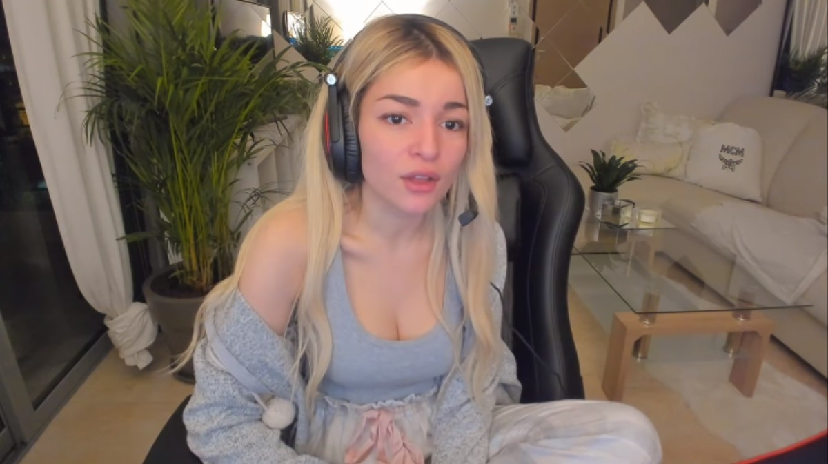 Vì thường xuyên thấy cô nàng như vậy nên các fan đã đặt câu hỏi, liệu có phải do cô nàng không biết cách mặc áo khoác.