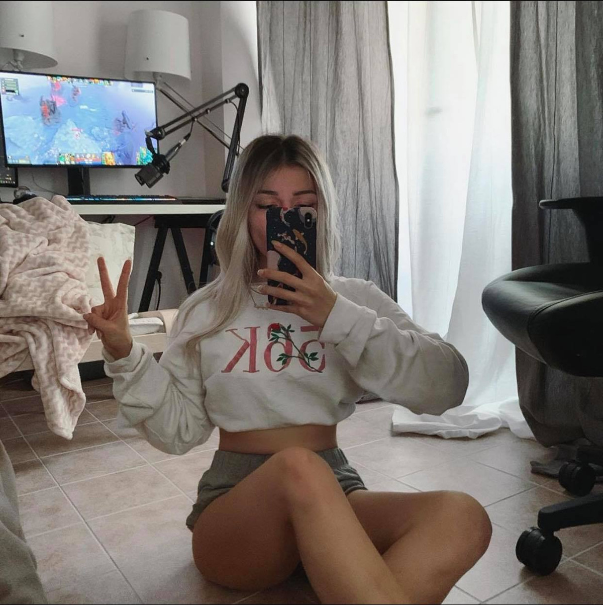 Nhận thấy bình luận của cô là cực kỳ không phù hợp và xúc phạm mạnh mẽ đến cộng đồng LGBT, Twitch đã quyết định đưa Helenalive "ra đảo" một thời gian.