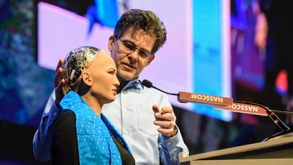 Sophia được thiết kế theo hình ảnh của nữ diễn viên Audrey Hepburn. Các bộ phận bên trong cơ cấu máy móc của Sophia cho phép robot này có khả năng biểu cảm trên gương mặt và “bộc lộ cảm xúc”.