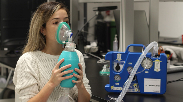 Vậy liệu có cách nào giúp bạn thở ra cồn mà không bị mất quá nhiều CO2 hay không? Fisher đã ấp ủ ý tưởng này và chế tạo ra một thiết bị giúp bạn làm điều đó. Chiếc máy đơn giản là một chiếc mặt nạ dưỡng khí được nối với nguồn cung cấp oxy và CO2.