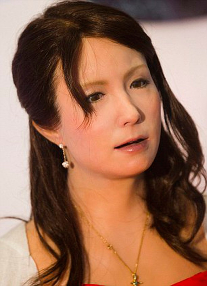 Geminoid F là robot giống người đầu tiên trên thế giới xuất hiện trong vai trò một diễn viên điện ảnh.