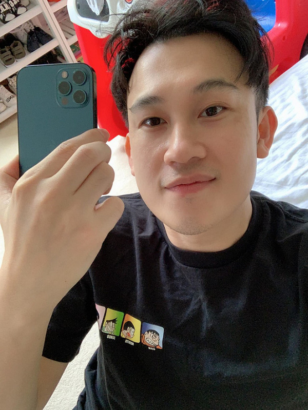 Dương Triệu Vũ vui ra mặt khi sở hữu trên tay iPhone 12.