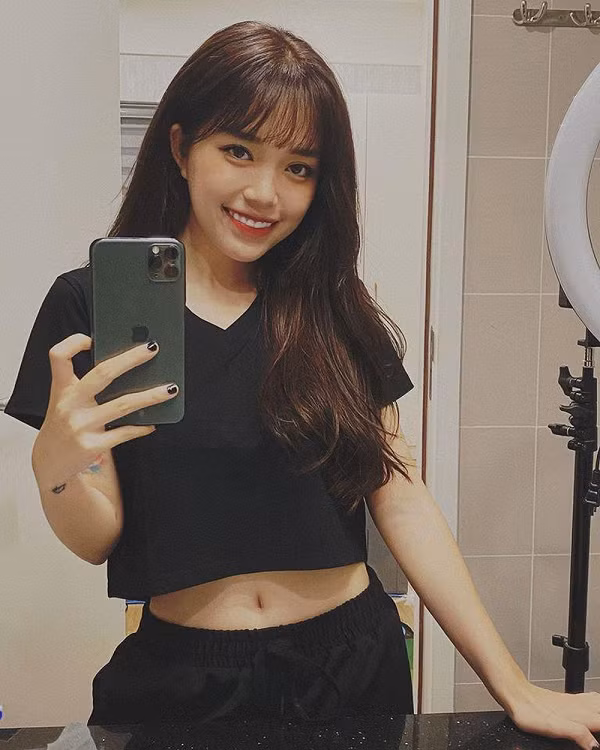 Vẻ ngoài xinh đẹp cùng gu thời trang ấn tượng, chắc chắn Xoài Non sẽ phải dè chừng kẻo bị chiếm mất spotlight.