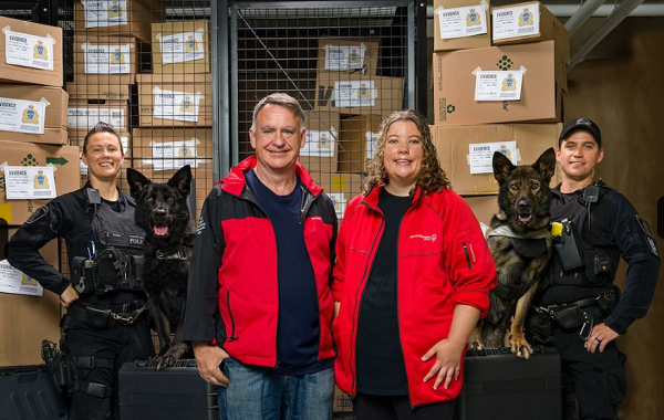 Cộng đồng mạng đều tỏ ra vô cùng hứng thú và đang ủng hộ cho những chú cảnh khuyển cùng mục tiêu quyên góp của mọi người