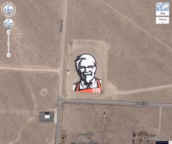 Đây là một logo KFC của tập đoàn thức ăn nhanh gà rán Kentucky có diện tích 87.500 m² trong một khu vực hẻo lánh của sa mạc Neveda tại Mỹ.