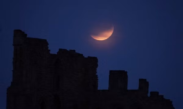 Theo đó, nguyệt thực nửa tối sẽ dần bắt đầu từ khoảng 14h30 (giờ Việt Nam) và đạt cực đại vào 16h42. Song thời điểm này mặt trăng chưa mọc ở Việt Nam nên mọi người chưa thể thấy được.