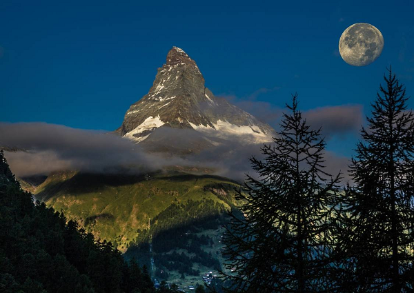 Hiện tượng “trăng sương giá” xảy ra sau mỗi 29,5 ngày khi mặt trăng nằm đối diện với mặt trời nếu nhìn từ Trái Đất. Phần mặt trăng hướng về phía Trái Đất sẽ phản xạ tối đa ánh mặt trời và được chiếu sáng toàn bộ.