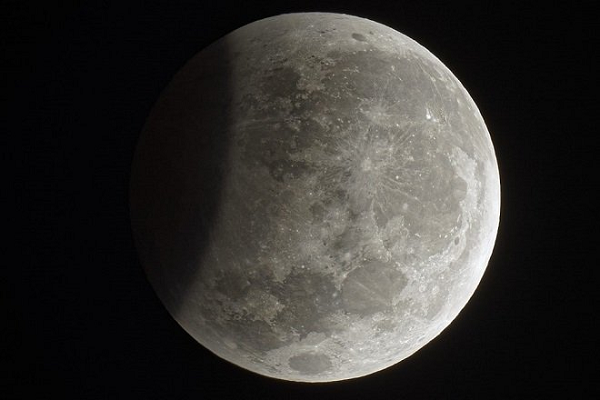 Cũng trong ngày 30/11, hiện tượng nguyệt thực nửa tối sẽ xuất hiện. Đối với sự kiện thiên văn này, người quan sát chỉ có thể thấy bề mặt mặt trăng tối dần đi chứ không bị che khuất hoàn toàn bởi bóng tối giống như nguyệt thực toàn phần.