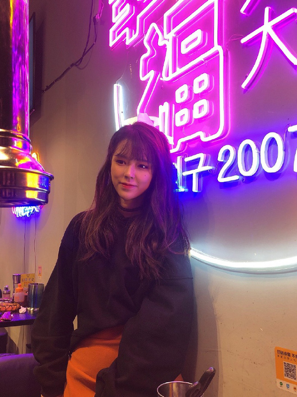 Mặc dù có phong cách rất khác biệt nhưng nữ tuyển thủ không những bị xa lánh mà ngược lại còn nhận được sự yêu mến vô cùng lớn từ cộng đồng mạng.