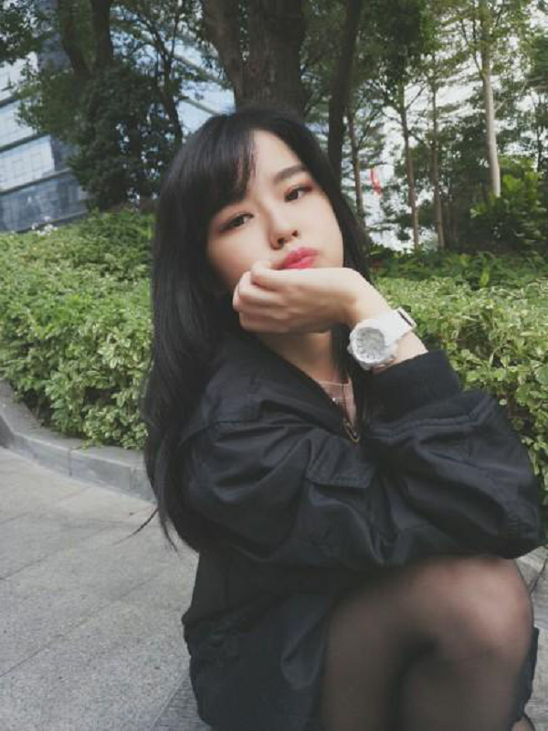 Mới đây, khi fan của cô nàng tình cờ bắt gặp cô trong một quán ăn, họ nhanh chóng nhận ra cô nhưng sau đó lại lưỡng lự không biết có phải mình nhận nhầm người.