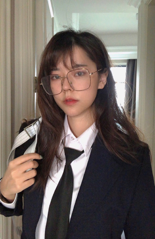 Cô được khán giả cả trong nước và quốc tế yêu thích nhờ vào tính cách vui vẻ cùng với kỹ năng chơi game điêu luyện. Với sự am hiểu về game sâu sắc nên cô nàng ngày càng được chú ý hơn.