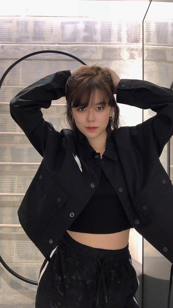 Sở hữu nhan sắc tự nhiên vô cùng xinh đẹp nên cô nàng không hề lo lắng khi lộ diện nhan sắc ở ngoài đời thật nên cô nàng thường xuyên đại diện cho đội Tianba tham gia các hoạt động ngoài trời.