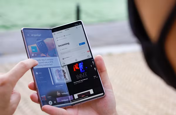 Tiếp nối màn ra mắt của mẫu Galaxy Z Fold khiến giới mộ điệu phải trầm trồ vào năm ngoái, Galaxy Z Fold2 cho thấy rõ bước tiến về công nghệ lẫn tính thẩm mỹ để vượt qua mọi kỳ vọng của người dùng về một chiếc smartphone màn hình gập.