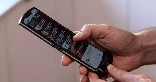 Máy có hai màn hình bao gồm màn hình chính ở mặt trong với kích thước 6,2 inch, tỷ lệ 21:9 cùng độ phân giải Full HD+, tấm nền OLED.