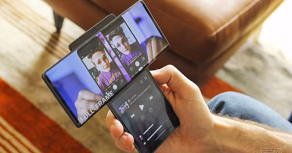 Công nghệ màn hình P-OLED FullVision 6,8 inch. Khi xoay màn hình thứ nhất lên, màn hình thứ hai G-OLED 3,9 inch được kích hoạt.