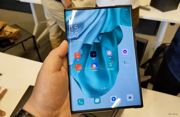 Oppo X 2021 sử dụng miếng dán màn hình có tên Warp Track nhằm bảo vệ màn hình trước các tác động bên ngoài. Kết cấu phần kéo mở hình răng lược đan xen nhau đảm bảo toàn thân máy chắc chắn.