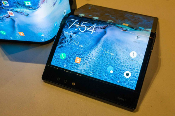 Royole FlexPai là smartphone màn hình gập đầu tiên trên thế giới. Cơ chế gập của máy được hỗ trợ bởi mặt lưng được hoàn thiện từ chất liệu nhựa dẻo, cho phép thiết bị có thể dễ dàng gập lại cũng như hạn chế rủi ro hỏng hóc khi rơi. FlexPai có thể gập mở ít nhất 200.000 lần.