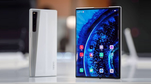 Oppo X 2021 sử dụng màn hình OLED cuộn cùng hệ thống truyền động để mở rộng màn hình, tăng diện tích hiển thị. Ở trạng thái thông thường, máy có kích thước 6,7 inch. Nhưng khi mở ra, diện tích tăng lên tối đa 7,4 inch.