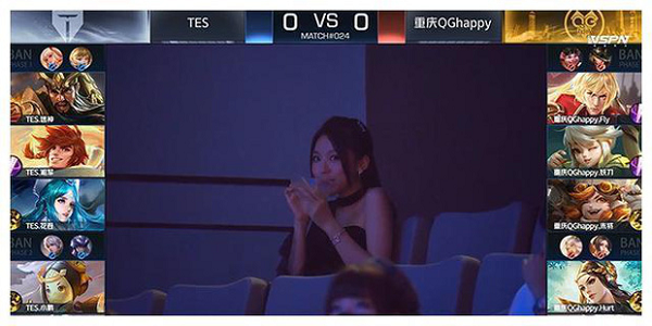 Sự xuất hiện của một mỹ nhân khác cũng gây chú ý đó là Thiên Vân, hiện cô đang là caster của giải đấu KPL và là MC của Hero Sports VSPN.